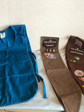 LOT of Girls Scouts Daisy Smock Vest & Sash with Badges Patches #F33